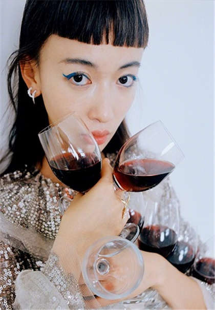 让人湿的不行的小说推荐-按着他的头给我添_情戏书屋