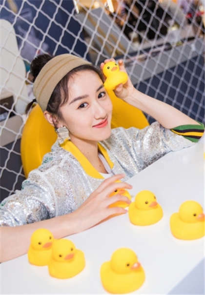 和大学老师恩啊-他用手指拨开花珠h_情戏书屋