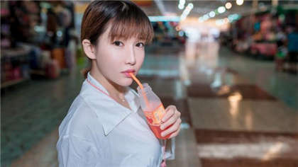 别墅群交淫乱-小雪蜜汁顺着大腿流下来_情戏书屋