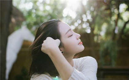 小黄文被同桌干-咬住了乳尖_情戏书屋