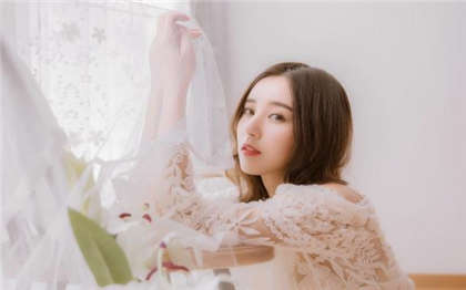 一个接一个挺入她身体-从背后狠狠撞击翘臀_情戏书屋