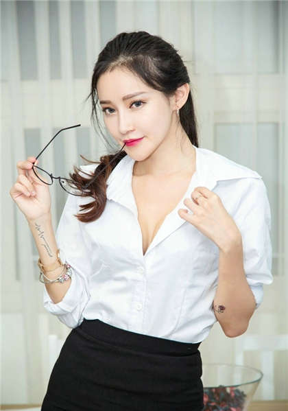 两根齐入-我就把手伸进她裙子_情戏书屋