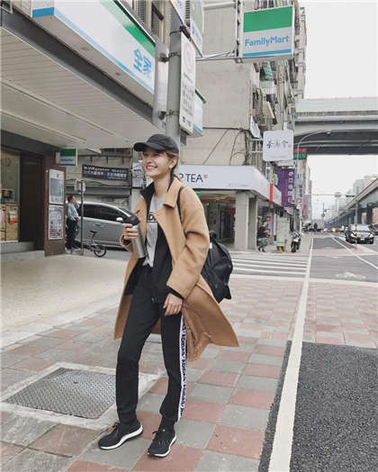 很污的黄色小说-董事长在车里干了我_情戏书屋