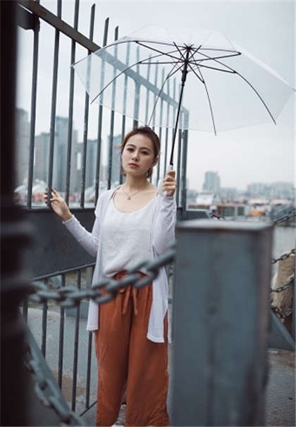 类似公车系列的小说-吸我乳房_情戏书屋