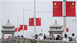 特朗普发图：歌剧魅影手持“TRUMP 2028”标牌