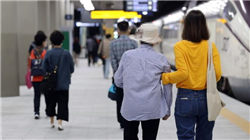 俄总统新闻秘书：不排除普京年底前视察新地区的可能性